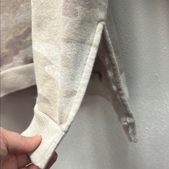 American Eagle Outfitters Men's Cream Camouflage Crewneck Sweater - Picture 2 of 3